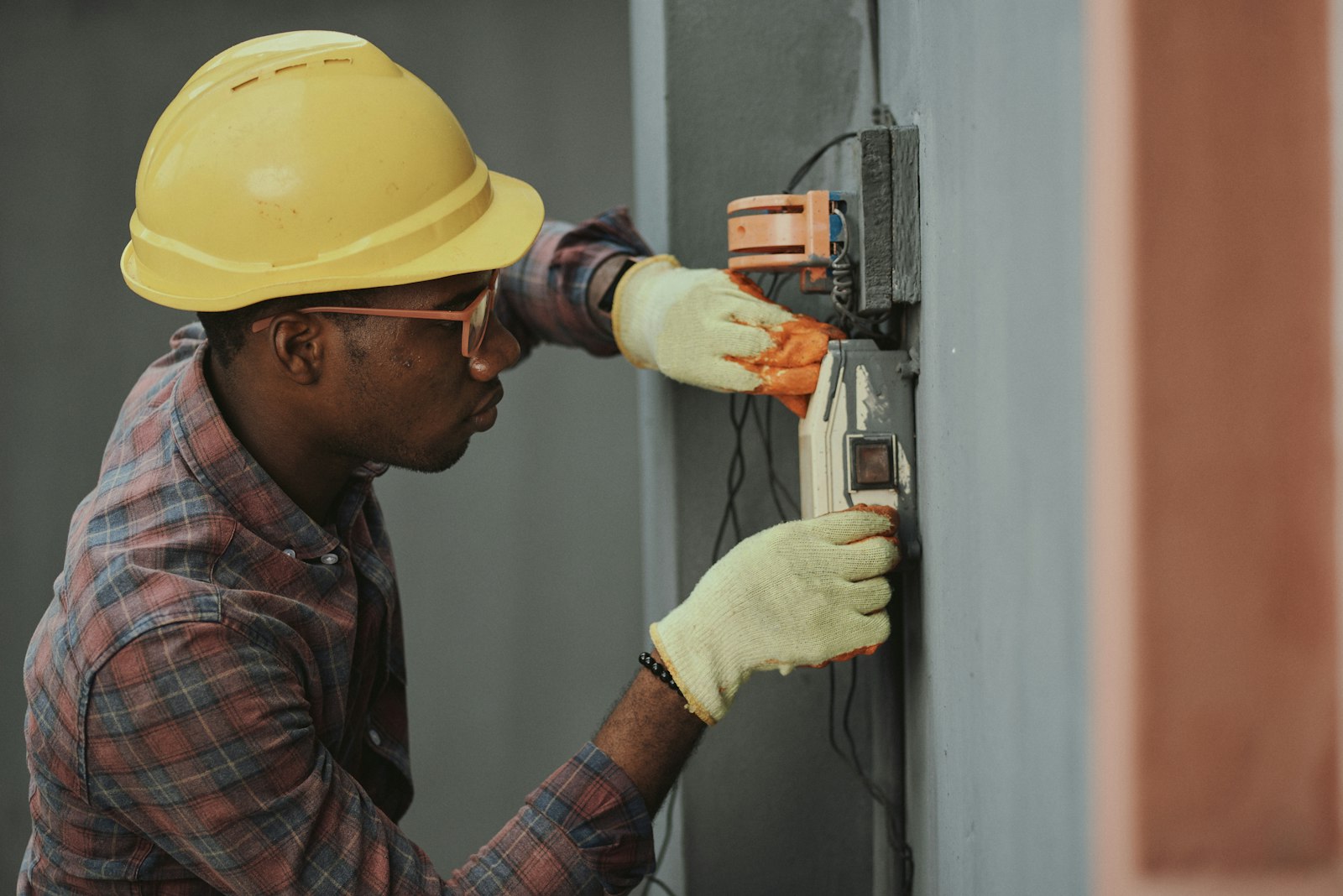 Imagen de referencia de un técnico en una instalación
